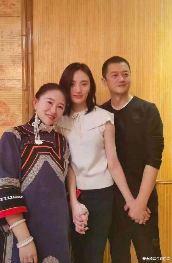 李亚鹏携女友带李嫣逛街？不愧受过王菲影响，家庭关系如此开明